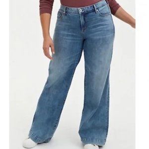 TORRID 20S 20 short wide leg light wash denim jeans